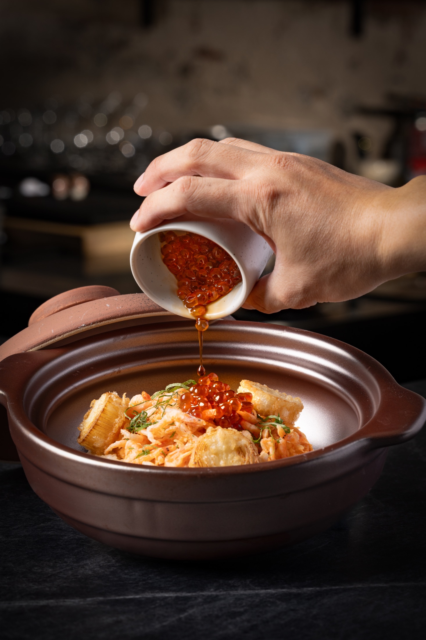 双円料理人為釜飯淋上鮭魚卵