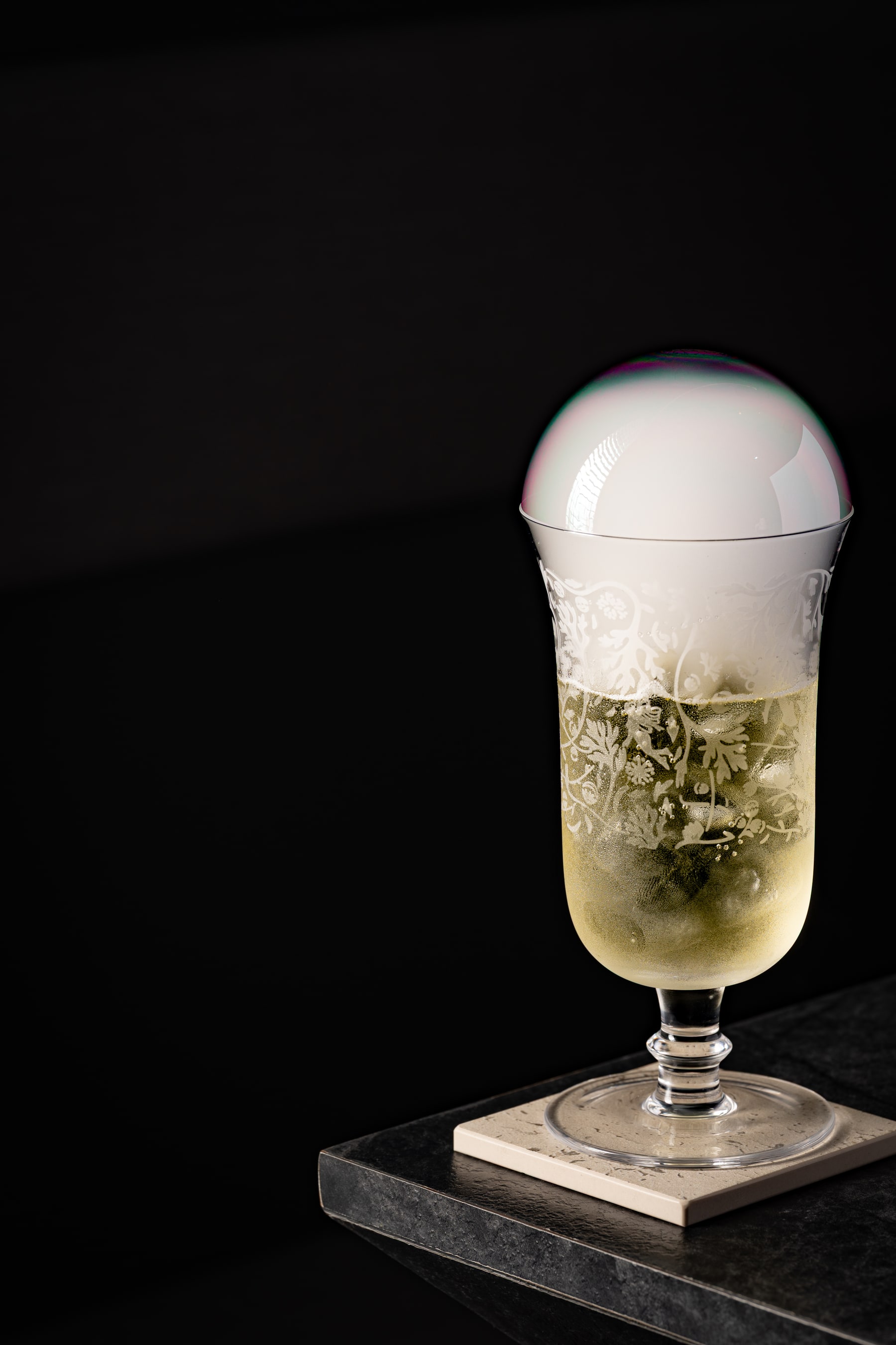 双円第一季調酒實拍,淡金色酒液與杯頂泡泡